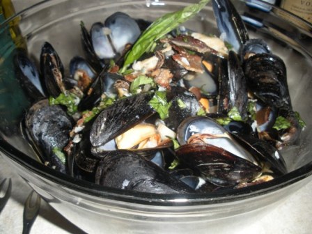 Steamed Mussels in White Wine with Basil and Bacon